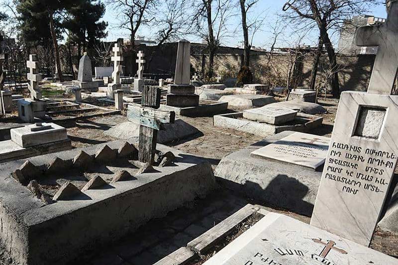سنگ قبرها در قبرستان ارامنه مشهد