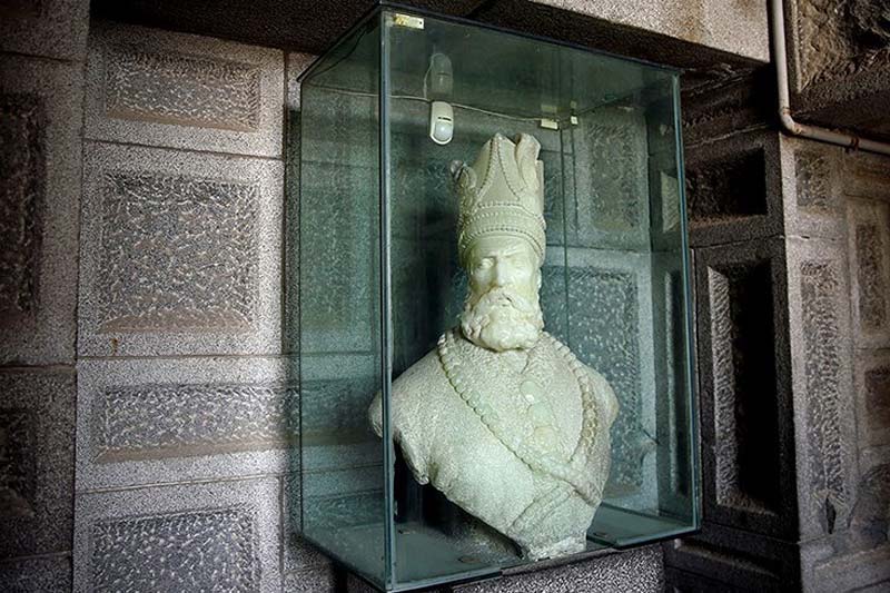 مجسمه نادر شاه در آرامگاه نادرشاه افشار
