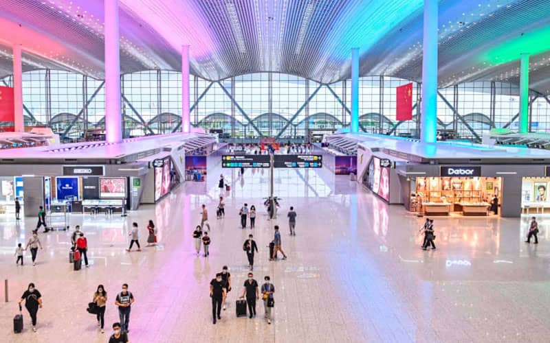 فرودگاه گوانگجو چین با نورپردازی رنگی