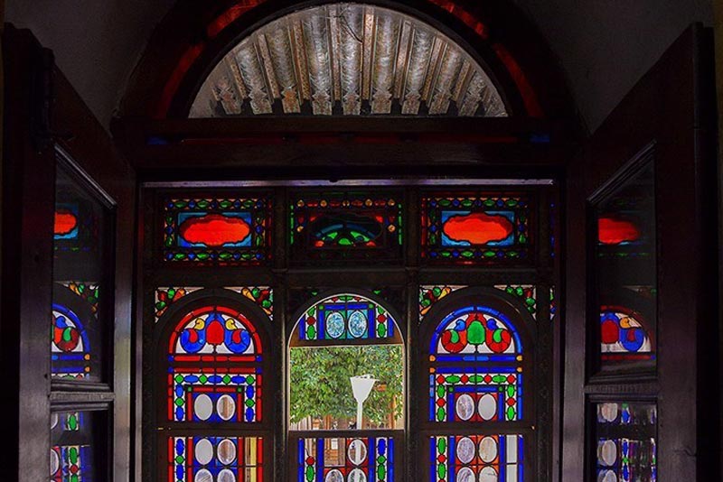 پنجره‌های رنگی خانه فروغ الملک شیراز