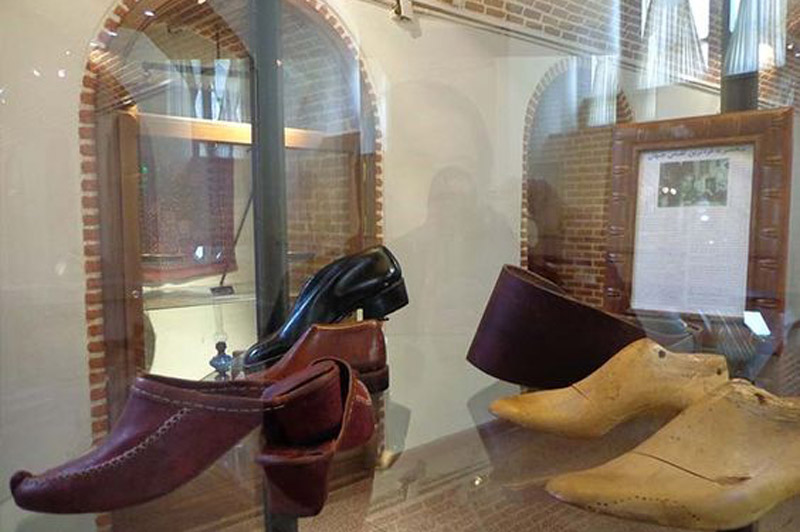 ویترین کفش در موزه کفش تبریز