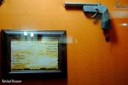 تفنگ و توضیحات آن در موزه نظامی باغ عفیف آباد شیراز