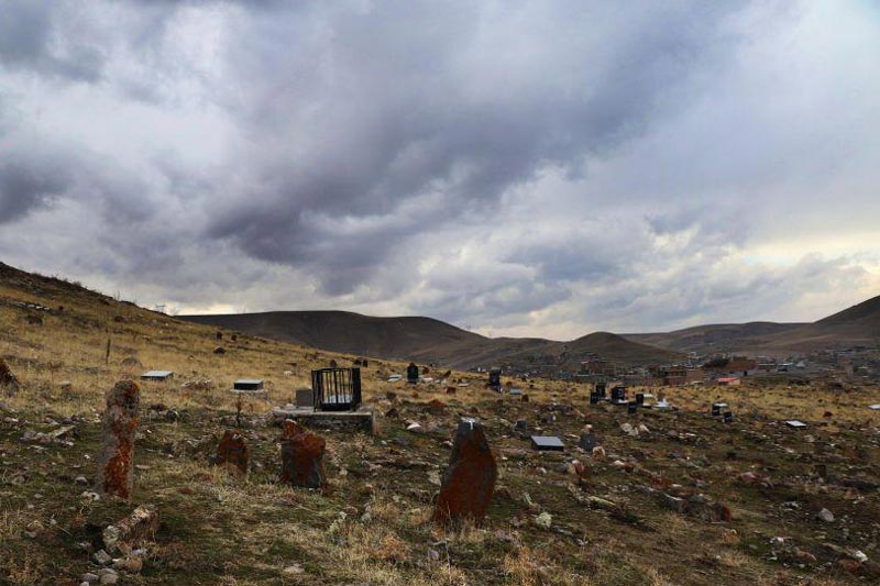 قبرستان پینه شلوار روی دامنه تپه