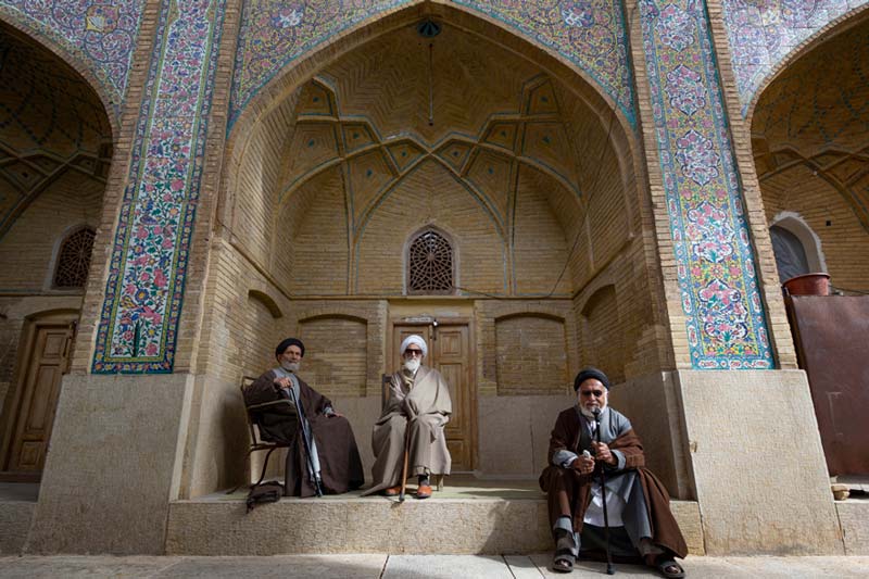 روحانیون در مدرسه خان شیراز