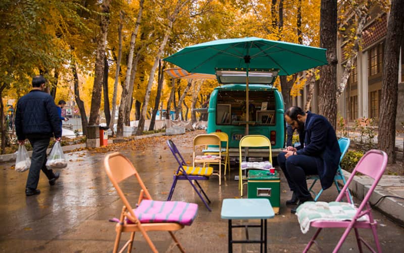 کافه خیابانی در خیابان چهارباغ عباسی