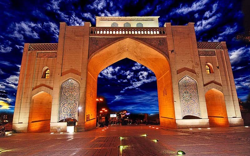 دروازه قرآن شیراز در شب