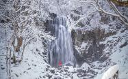 آبشار یخ زده در پارک ملی بندای