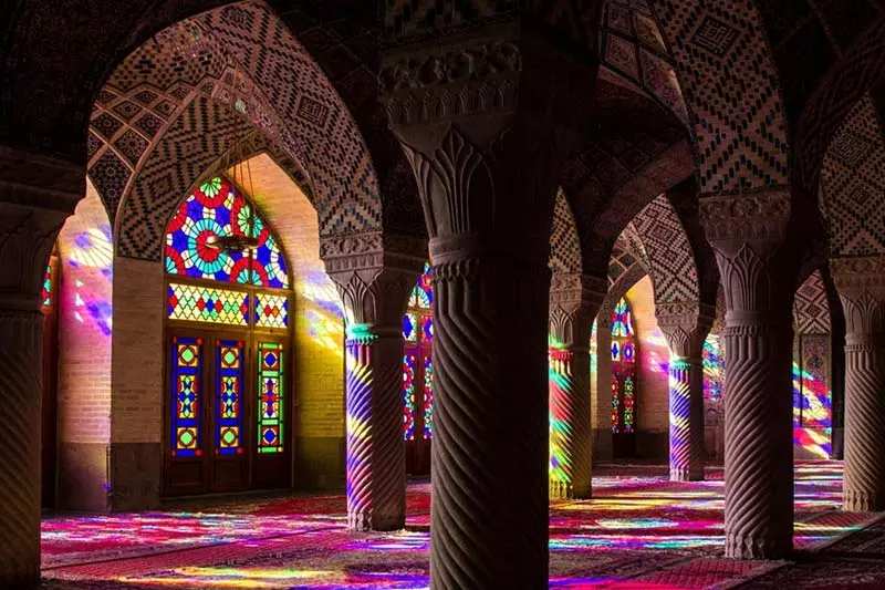 بازی نور و رنگ در مسجد نصیر الملک