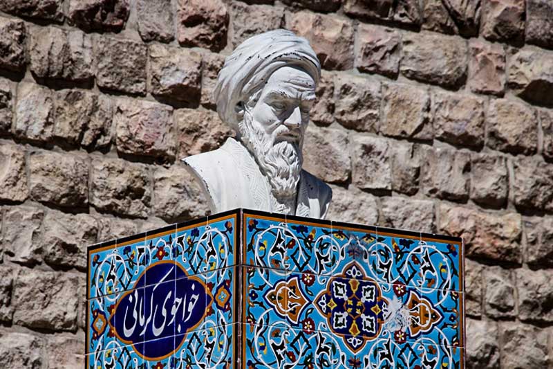 سردیس شاعر در آرامگاه خواجوی کرمانی شیراز