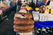 فروش نان و لبنیات تازه در بازار بشیکتاش استانبول