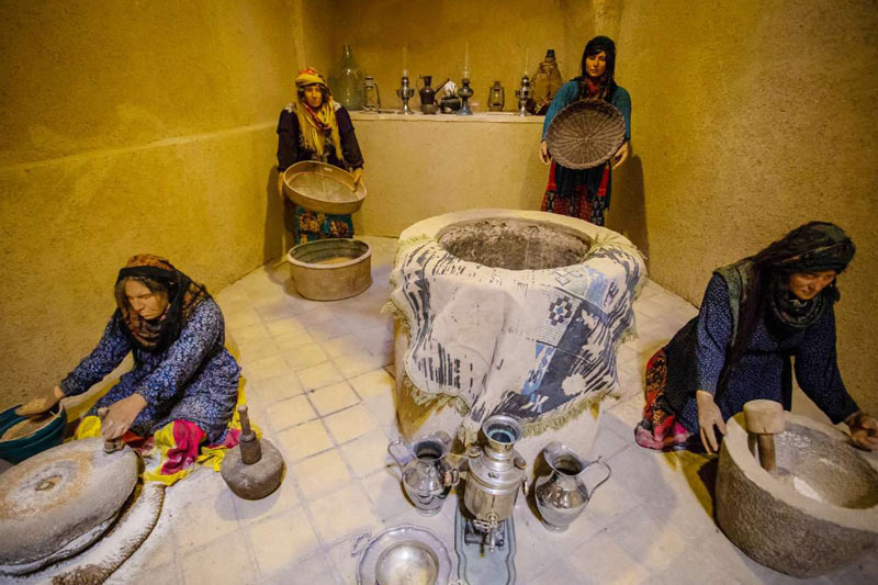 ماکت زنان در عصارخانه شاهی اصفهان