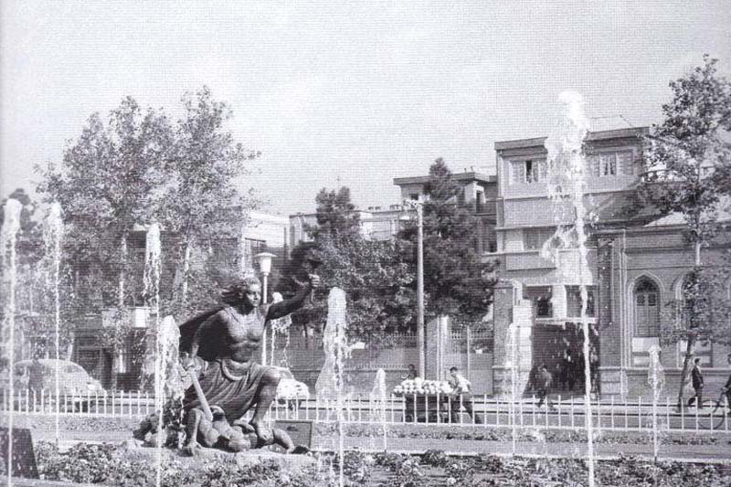 مجسمه فرشته آزادی در میدان بهارستان