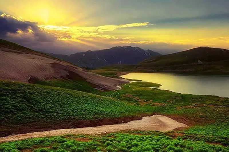دریاچه و کوه دالامپر ارومیه در غروب خورشید
