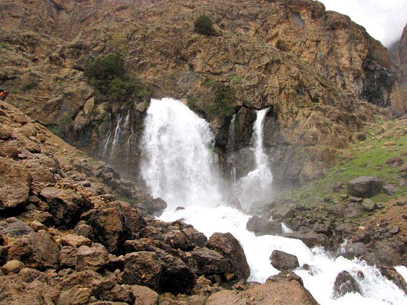 آبشار چکان لرستان از نمای دور میان کوه
