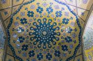 سقف مزین به کاشی‌کاری در مدرسه چهارباغ اصفهان