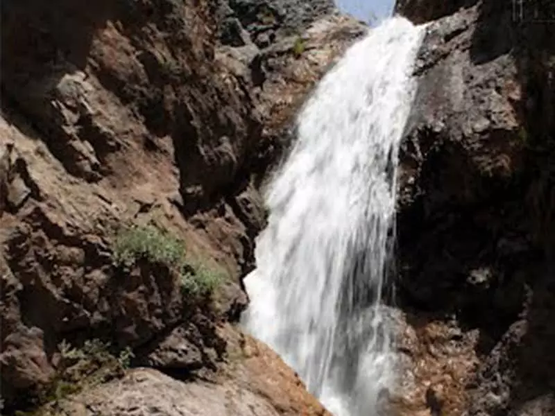 آبشار پرآب ناران در لواسان