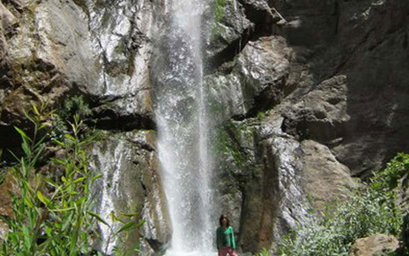 آبشار پرآب کفترلو و حوضچه آبی در پای آن