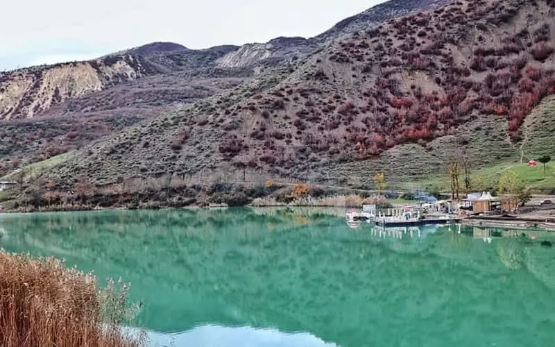 دریاچه ولشت با آب فیروزه ای رنگ
