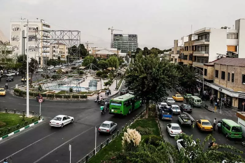 رفت‌و‌آمد ماشین‌ها در میدان بهارستان