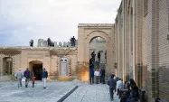 نمای داخلی قلعه فلک الافلاک در حضور گردشگران