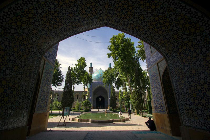 حیاط مدرسه چهارباغ اصفهان