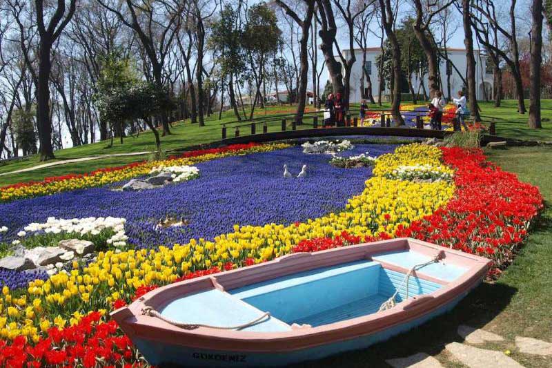 لاله‌های رنگی در پارک امیرگان استانبول
