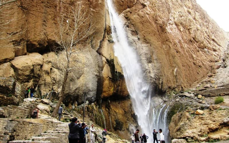 آبشار مرتفع سمیرم و تردد گردشگران در زیر آن