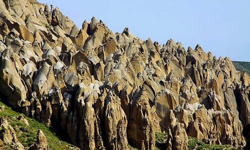 صخره های شکل دار در شیروان دره از نمای بالا