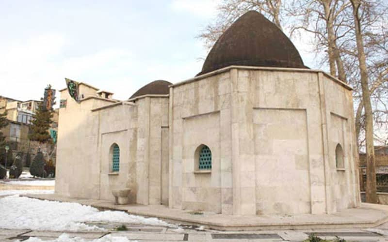 ساختمان سنگی امامزاده با گنبد قهوه ای رنگ