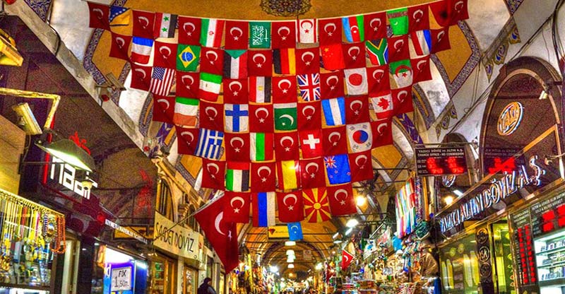 داخل بازار بزرگ استانبول با تزئین پرچم ترکیه