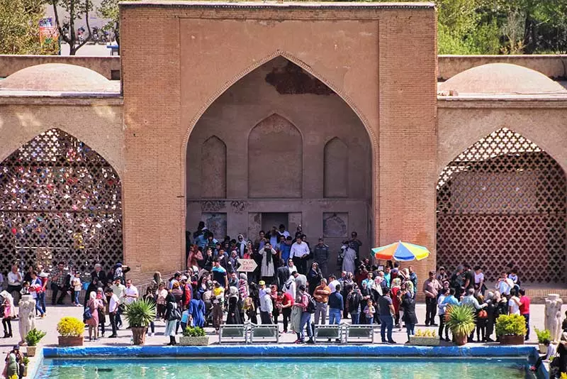 گردشگران در کاخ چهلستون اصفهان