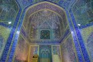 منبر و تزیینات کاشی‌کاری در مدرسه چهارباغ اصفهان