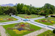 طرح فرش در باغ گل‌های اصفهان