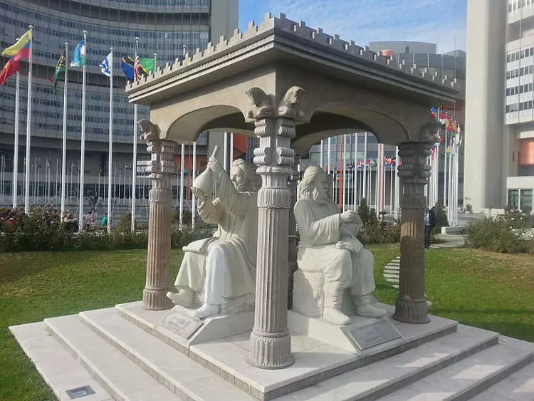 مجسمه خیام در محوطه سازمان ملل