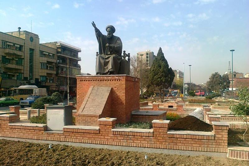 مجسمه سید حسن مدرس در میدان بهارستان