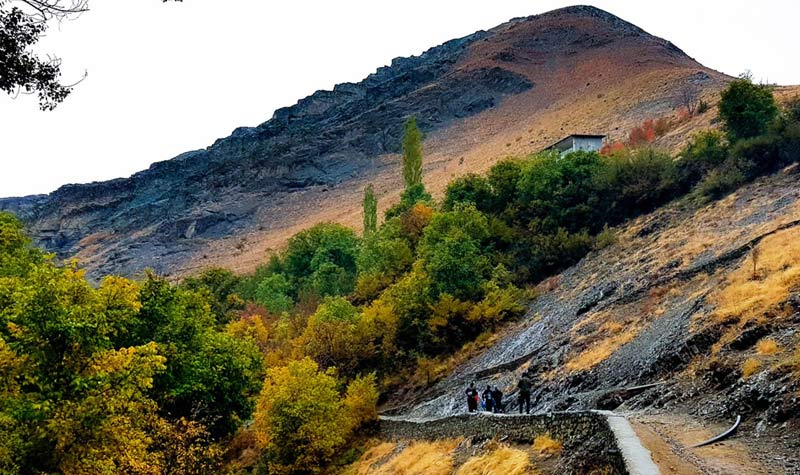 درختان و کوه های اطراف روستای آهار تهران