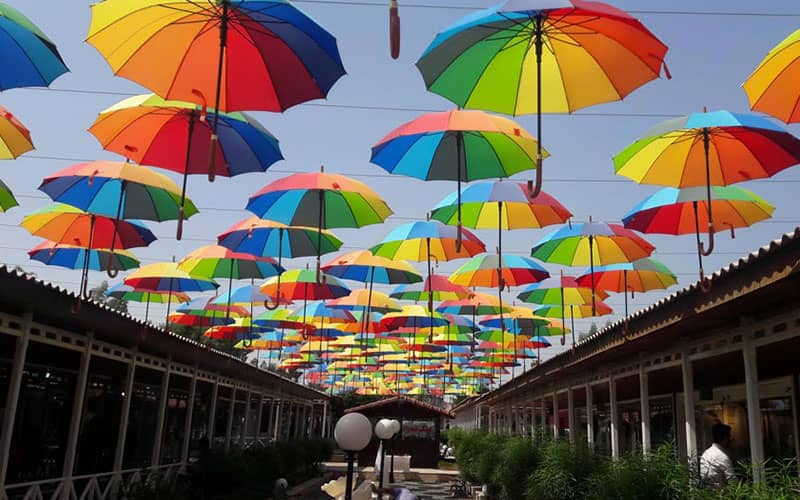 چترهای رنگی در یکی از بازارهای کیش