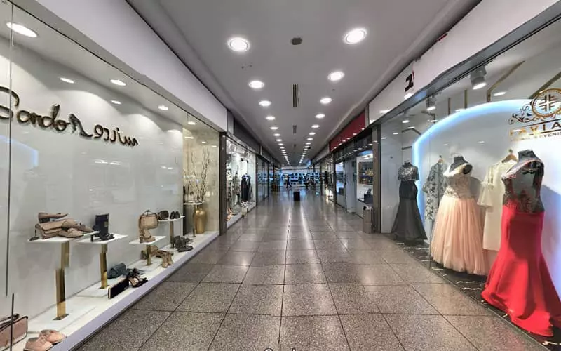 گالری فروش لباس و کیف در مرکز خرید تندیس