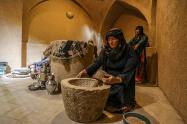ماکت زنان در حال آسیاب در عصارخانه شاهی اصفهان