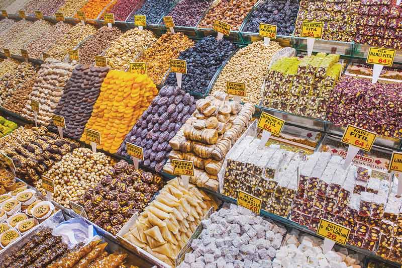 فروش شیرینی در بازار ادویه استانبول