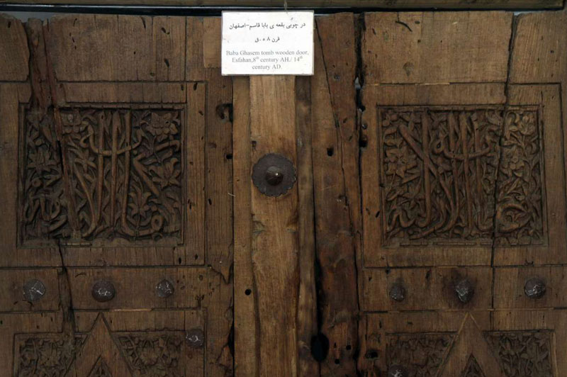 در چوبی با تزیینات موزه هنرهای تزیینی اصفهان