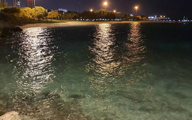 دریای خلیج فارس در شب در کنار پارک مرجان کیش