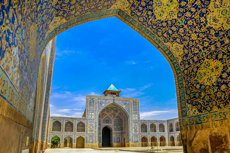 نمای مسجد امام اصفهان با حیاط
