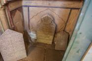سنگ قبرهای رها شده در مقبره شاهزادگان صفوی