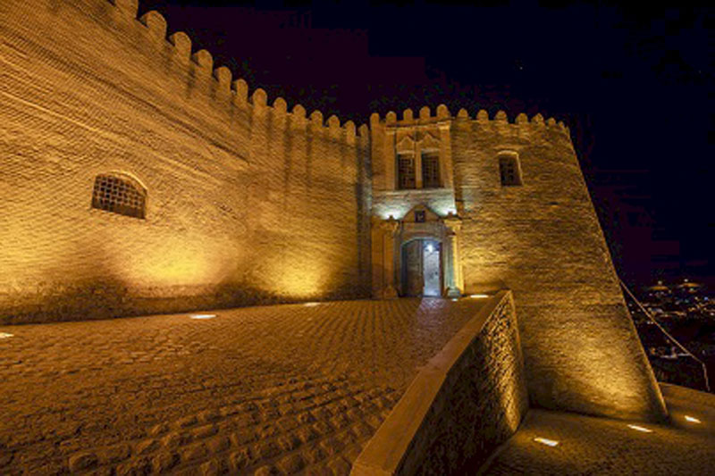 نمایی از ورودی قلعه فلک الافلاک در نورپردازی شب