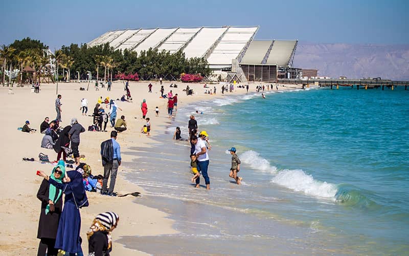 تفریح گردشگران در ساحل خلیج فارس در کیش 