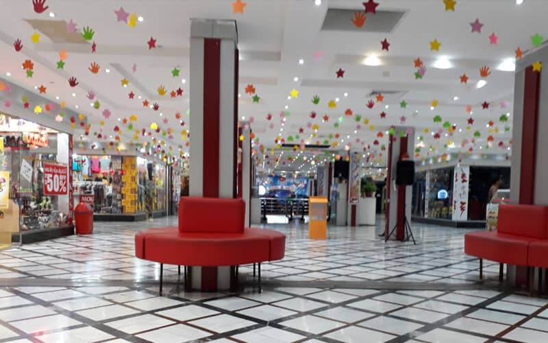 فضای داخلی مرکز خرید پانیذ با مبلمان قرمز