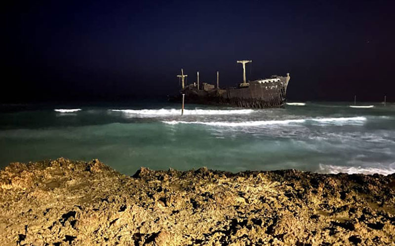 کشتی یونانی در تاریکی شب