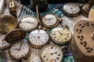 فروش ساعت‌های جیبی عتیقه در بازار قیصریه اصفهان