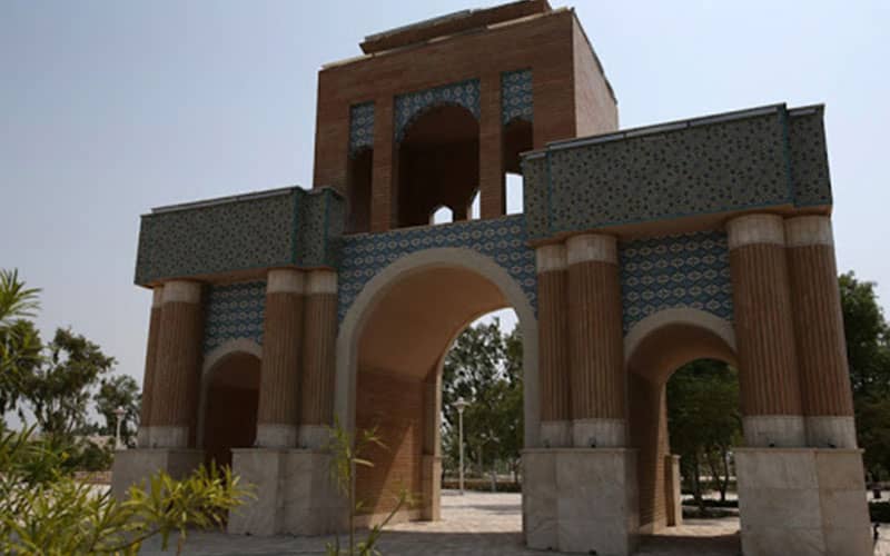 یکی از دروازه های باغ راه ایرانی کیش